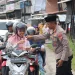 Polres Aceh Selatan Bagikan Ratusan Bungkus Takjil kepada Masyarakat.
