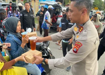 Kapolres Majene Berbagi Takjil Gratis kepada Pengendara dan Tukang Becak