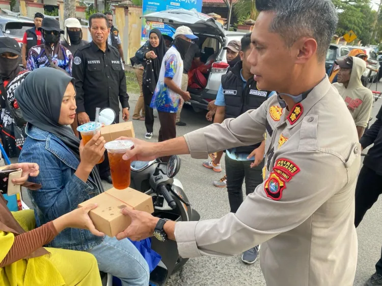 Kapolres Majene Berbagi Takjil Gratis kepada Pengendara dan Tukang Becak