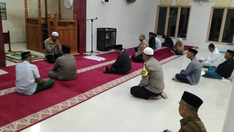 Safari Ramadhan Kapolsek Pamboang Sampaikan Himbauan Kamtibmas di Masjid Al Ihsan Lalampanua