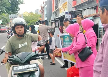 Maknai Bulan Penuh Rahmat, Polsek Ujung Bersama Bhayangkari Ranting Berbagi Takjil