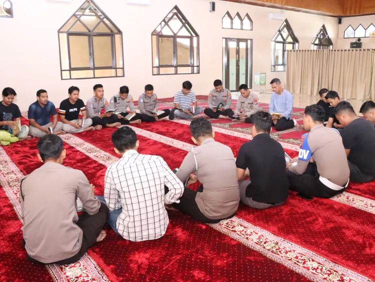 Bina Rohani dan Mental, Kapolres Majene Gelar Tadarrus Al-Qur’an Bersama Personel