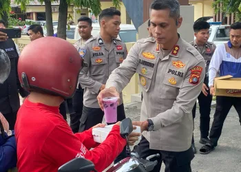 Berbagi keberkahan, Kapolres Majene Bagi Takjil 