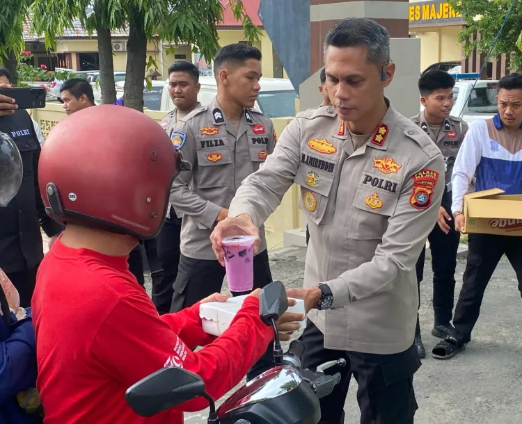 Berbagi keberkahan, Kapolres Majene Bagi Takjil