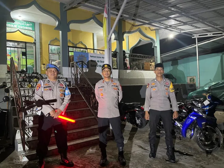 Beri Rasa Aman, Polsek Banggae Laksanakan Pengamanan Salat Tarawih