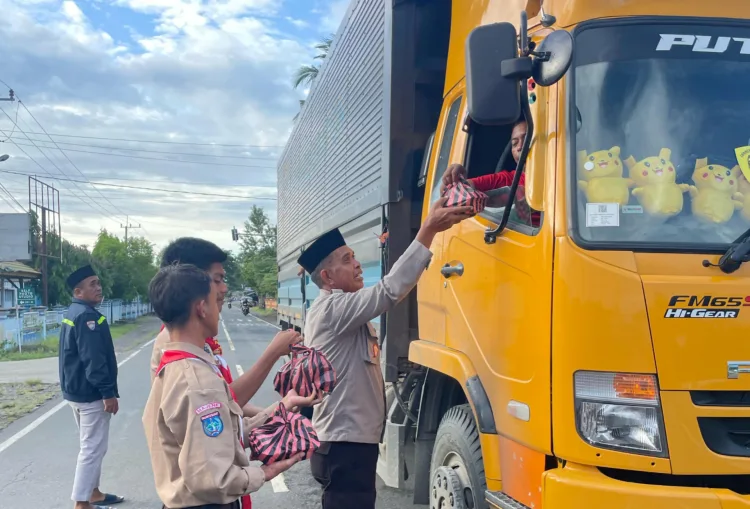 Berbagi Berkah Ramadhan, Kapolsek Malunda Bersama Saka Bhayangkara Bagikan Takjil kepada Masyarakat