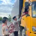 Berbagi Berkah Ramadhan, Kapolsek Malunda Bersama Saka Bhayangkara Bagikan Takjil kepada Masyarakat