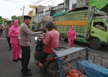 Kapolres Parepare Kembali ” Turun Ke jalan “, Berbagi Kegembiraan Jelang Berbuka Puasa Melalui Aksi Berbagi Takjil