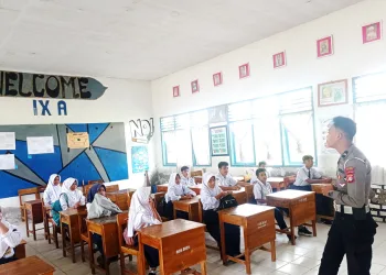 Satuan Lalu Lintas Polres Majene Sosialisasikan UU No. 22 Tahun 2009 di SMP Negeri 6 Rangas