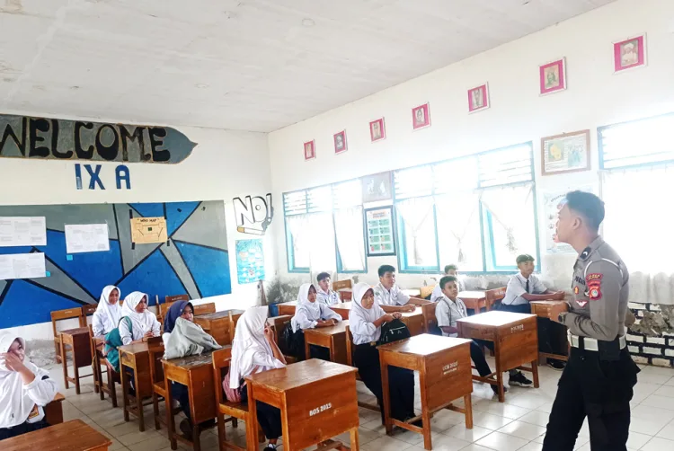 Satuan Lalu Lintas Polres Majene Sosialisasikan UU No. 22 Tahun 2009 di SMP Negeri 6 Rangas