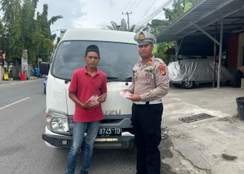 Polres Majene bagi Stiker Hotline Mudik Aman