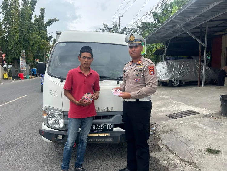 Polres Majene bagi Stiker Hotline Mudik Aman