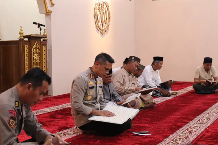 Kapolres Majene Tadarusan Bersama Personel di Masjid Nurul Ikhlas