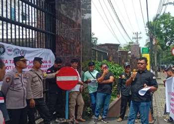 Tuding Tak Jelas Tangani Kasus Korupsi, Puluhan Masa Gabungan Gerudug Kejatisu.