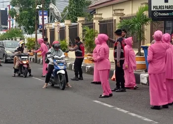 Sat Samapta Polres Parepare Berbagi Takjil, Perkuat Semangat Kebersamaan