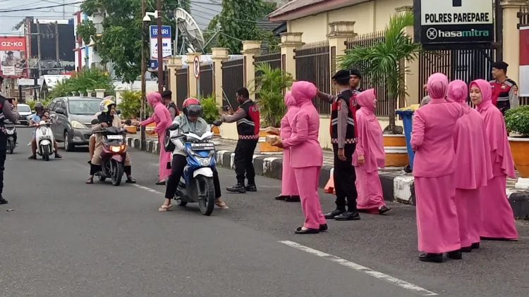 Sat Samapta Polres Parepare Berbagi Takjil, Perkuat Semangat Kebersamaan