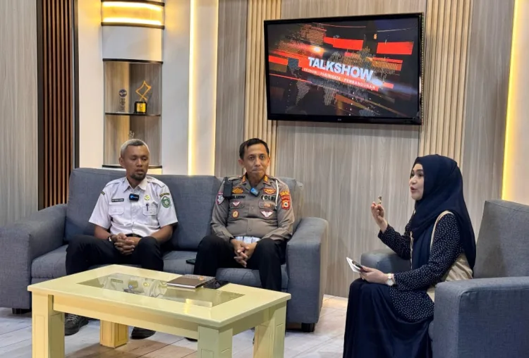 Melalui Talkshow TV Peduli, Kasat Lantas Polres Parepare Sosialisasikan Mudik Aman Keluarga Nyaman