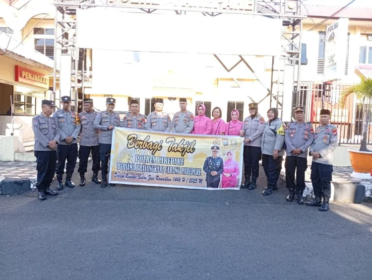 Berbagi Takjil Jelang Waktu Berbuka Puasa, Sat Binmas Gelorakan Semangat Peduli Sesama