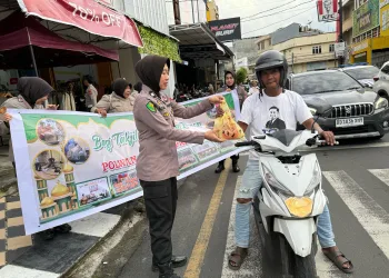 Polwan Polres Parepare Maknai Bulan Ramadhan dengan Bagi Takjil Penuh Berkah