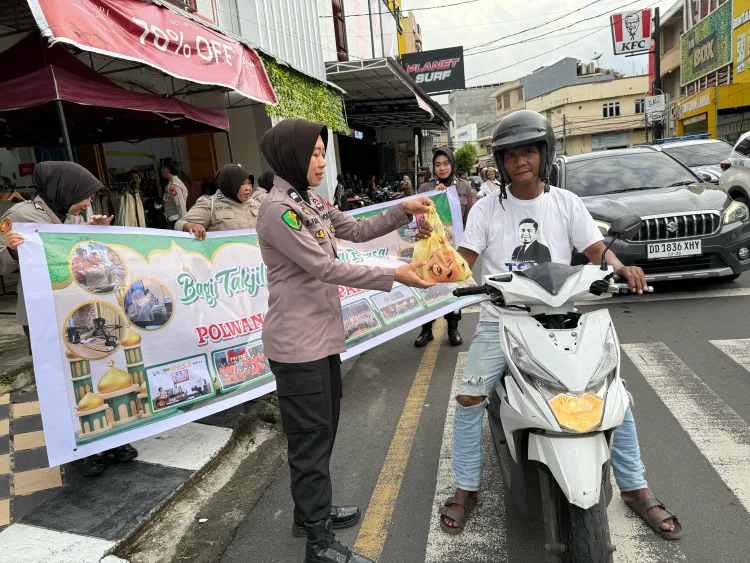 Polwan Polres Parepare Maknai Bulan Ramadhan dengan Bagi Takjil Penuh Berkah