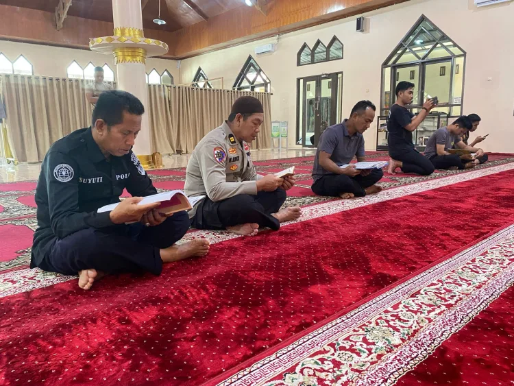 Tingkatkan Iman dan Taqwa di Bulan Suci Ramadhan, Waka Polres Majene Gelar Tadarusan Bersama Personel dan Jamaah Masjid Nurul Ikhlas