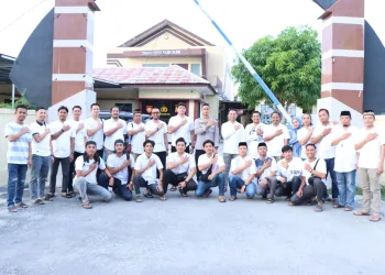 Kapolres Majene Bersama Satuan Intelkam Berbagi Takjil 