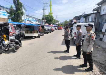 Personel Operasi Ketupat Marano Polres Majene Atur Lalu Lintas di Sekitar Pasar Sentral