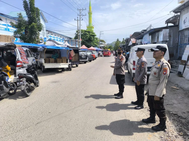 Personel Operasi Ketupat Marano Polres Majene Atur Lalu Lintas di Sekitar Pasar Sentral