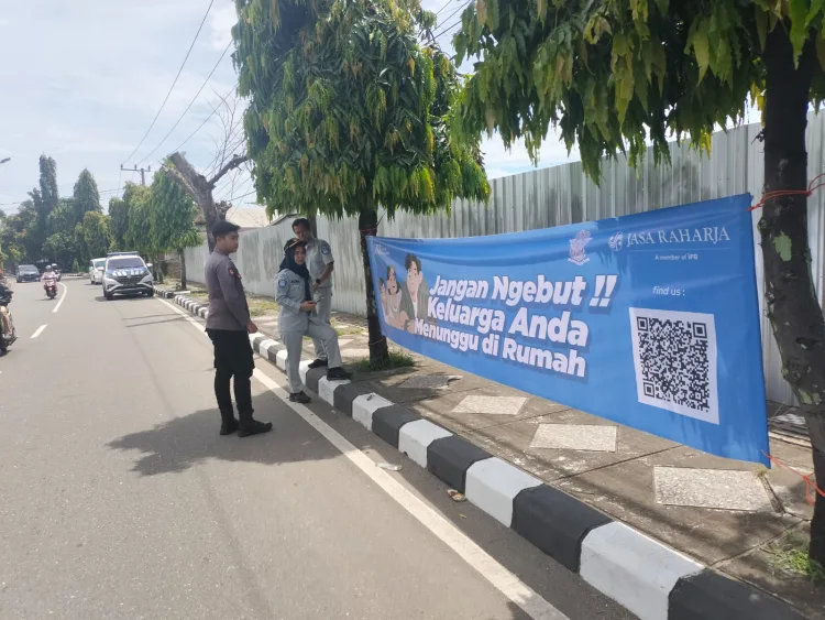 Jelang Waktu Mudik, Sat Lantas Polres Parepare Bersama Jasa Raharja Pasang Imbauan Keselamatan