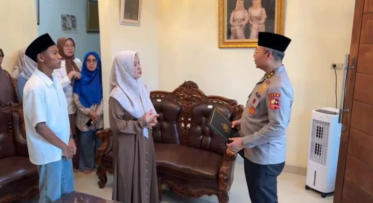 Kapolri Berikan Penghargaan Rekpro Bintara ke Daffa, Sepupu Almarhum Briptu Ghalib