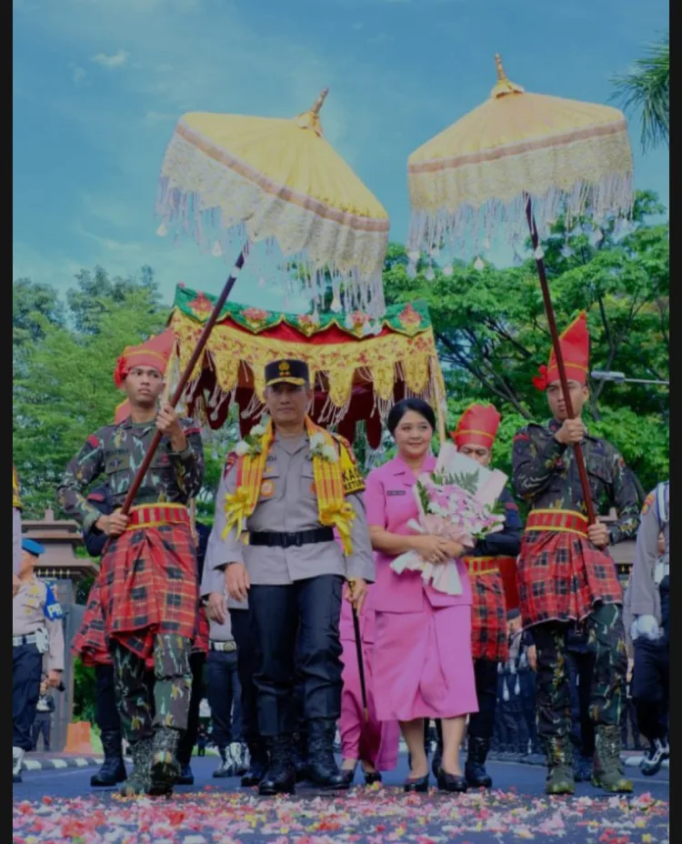 Tradisi Penyambutan Kapolda Sulsel Irjen Pol. Drs. Rusdi Hartono, M.Si di Mako Polda Sulsel