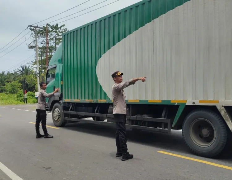Kapolres Majene Turun Langsung ke Jalan Pantau Arus Mudik di Jalur Trans Sulawesi
