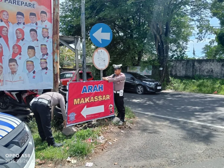 Sat Lantas Polres Parepare Pasang Papan Bicara Penunjuk Arah, Persiapkan Mudik Aman dengan Jalur Alternatif