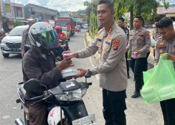 Kapolres Majene Bagikan Takjil Gratis kepada Pengendara di Bulan Ramadhan
