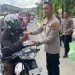 Kapolres Majene Bagikan Takjil Gratis kepada Pengendara di Bulan Ramadhan