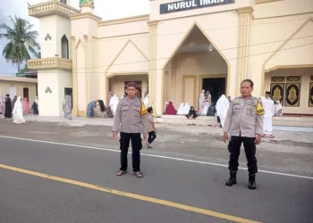 Bhabinkamtibmas Kelurahan Lemoe Aiptu Daris Laksanakan Pengamanan Shalat Idul Fitri 1446 H