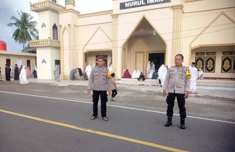Bhabinkamtibmas Kelurahan Lemoe Aiptu Daris Laksanakan Pengamanan Shalat Idul Fitri 1446 H