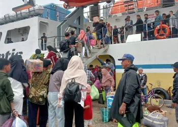 Satpolair Polres Majene Kawal Keberangkatan Kapal KM. Sabuk Nusantara 93