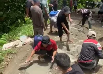 Kades Limboro Bersama Warga Gotong Royong Perbaiki Jalan