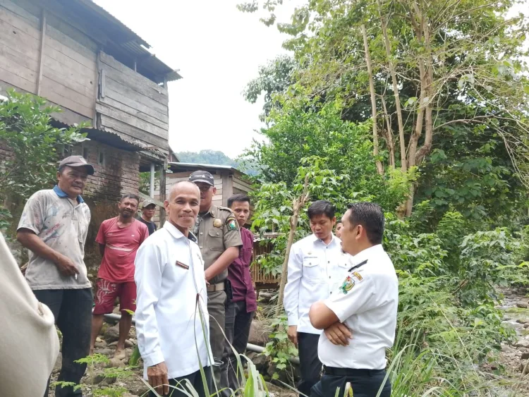 Sekretaris Daerah Kabupaten Majene Tinjau Kerusakan Tanggul Sungai di Desa Manyamba dan Tammerodo Utara