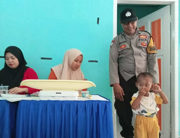 Bhabinkamtibmas Desa Bababulo Dukung Penanganan Stunting Lewat Pendampingan Posyandu
