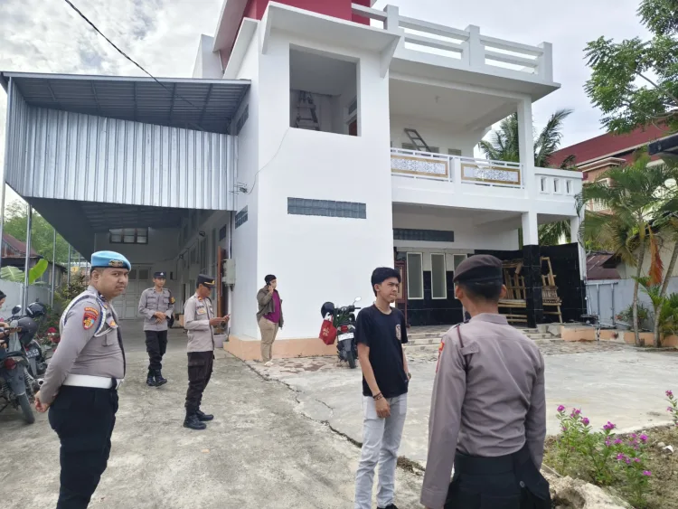 Polres Majene Laksanakan Patroli dan Pengamanan di Gereja untuk Menjaga Kenyamanan Ibadah Umat Kristiani