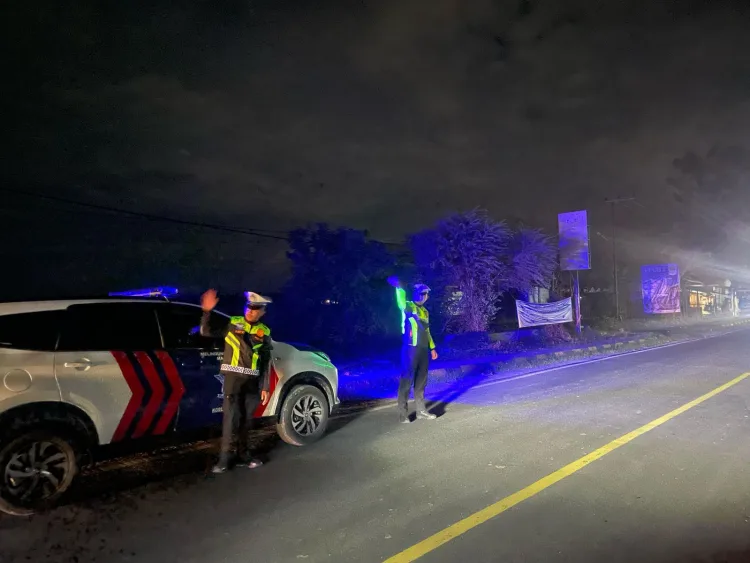 Antisipasi Pelanggaran Lalu Lintas dan Kriminalitas Malam Hari, Satlantas Polres Majene Gelar Patroli Blue Light
