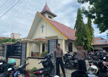 Personel Polres Majene Laksanakan Pengamanan Ibadah Jumat Agung di Gereja Protestan Indonesia Barat (GPIB) Imanual.