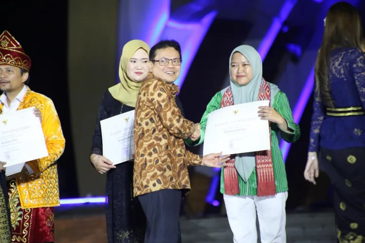 Menuju Puncak Budaya: Anjungan Sulbar Jadi Favorit di Ajang TMII Award