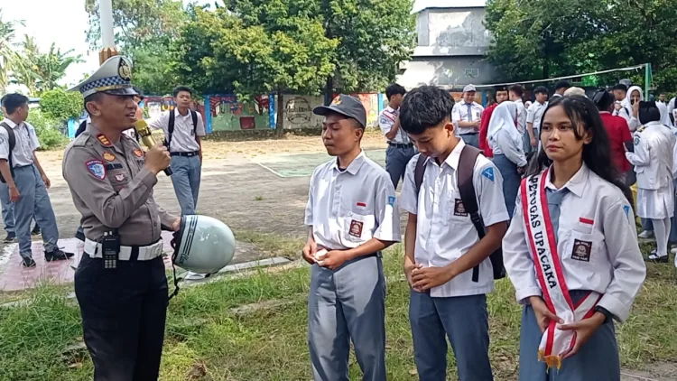 Sat Lantas Polres Parepare Berbagi Helm Pelindung Kepala, Maknai Peringatan Hari Kartini Tahun 2025