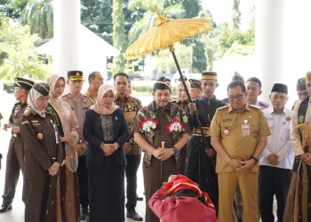 Kunjungan Kerja ke Kejari Takalar, Kajati Sulsel Agus Salim Serahkan Sertifikat Tanah Wakaf ke Yayasan Pendidikan Islam dan Pengurus Masjid