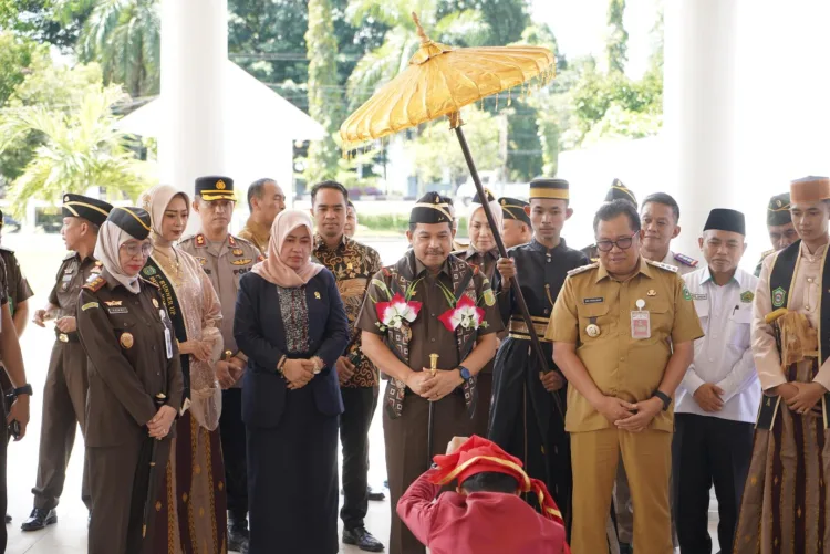 Kunjungan Kerja ke Kejari Takalar, Kajati Sulsel Agus Salim Serahkan Sertifikat Tanah Wakaf ke Yayasan Pendidikan Islam dan Pengurus Masjid
