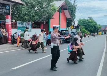 Sat Lantas Polres Parepare Beri Perlindungan Kepada Pelajar Saat Pulang Sekolah Melalui Pengaturan Arus Lalu Lintas