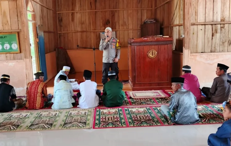 Safari Jumat di Dusun Babasondong, Bhabinkamtibmas Desa Kabiraan Ajak Warga Kelola Potensi Alam